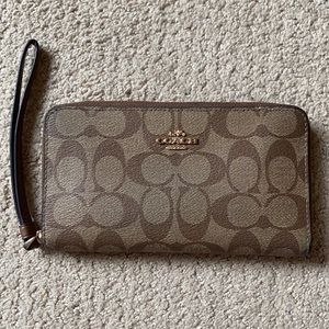 Coach wrist wallet. Brown.